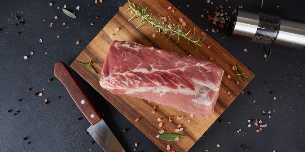 Receita de lombo assado com tomates e&nbsp;ervas.